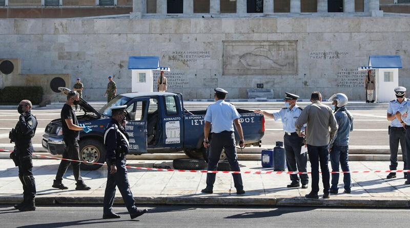 Atina da ilginç protesto:  Yunanistan ı Türkler yönetiyor  yazılı aracı bıraktılar!