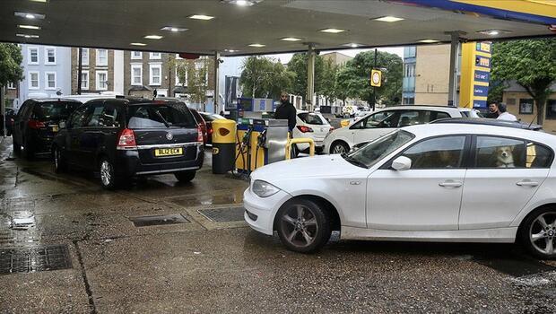 İngiltere de benzin fiyatı rekor seviyeye yükseldi!