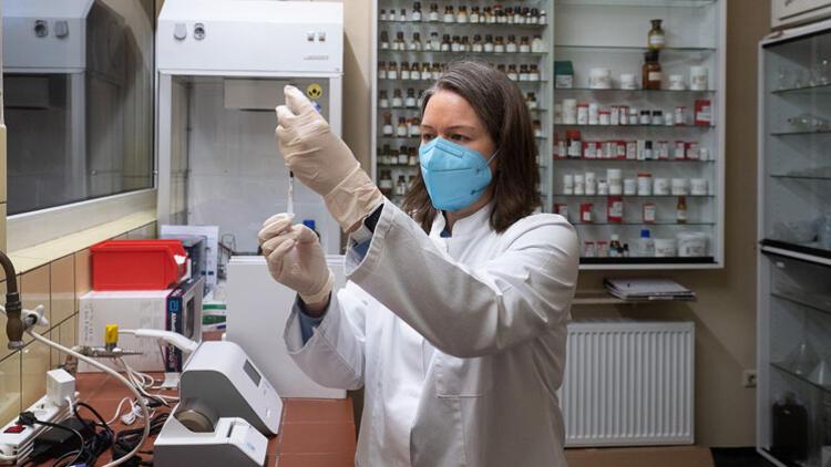 Almanya’da eczanelerde koronavirüs aşı uygulaması başladı