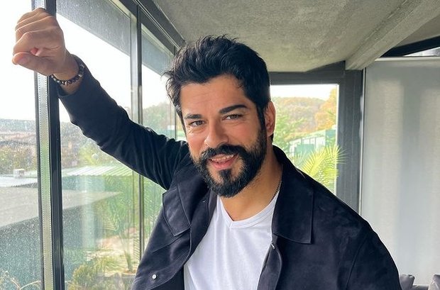 Burak Özçivit ten açıklama! Ünlü oyuncu dolandırıldı mı?