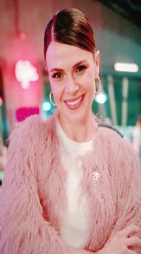 Ünlü oyuncu Sinem Ünsal: Modayı takip ediyorum