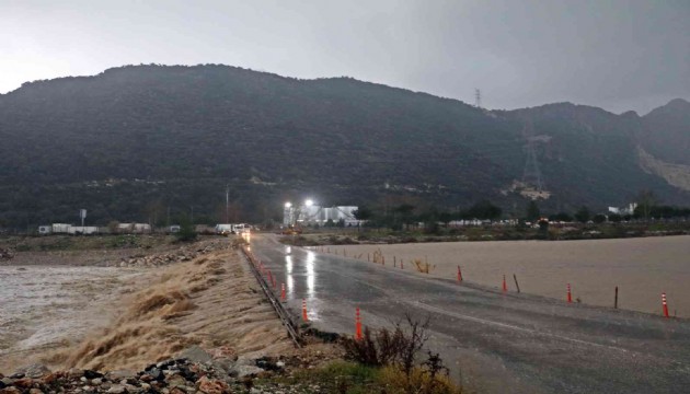 Antalya'da şiddetli yağmur hayatı felç etti