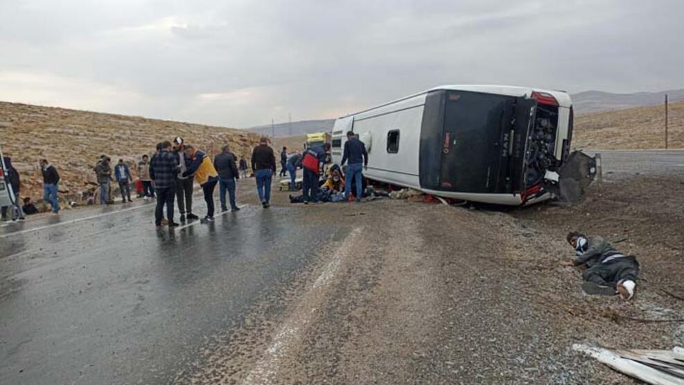 Sivas ta otobüs devrildi: 3 ölü 27 yaralı