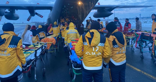 Norveç uçağıyla 30 depremzede daha tedavi için İstanbul a getirildi