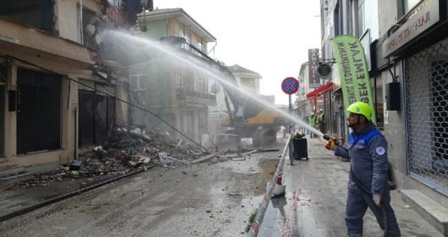 Düzce de acil yıkım kararı verilen binaların yıkımına başlandı