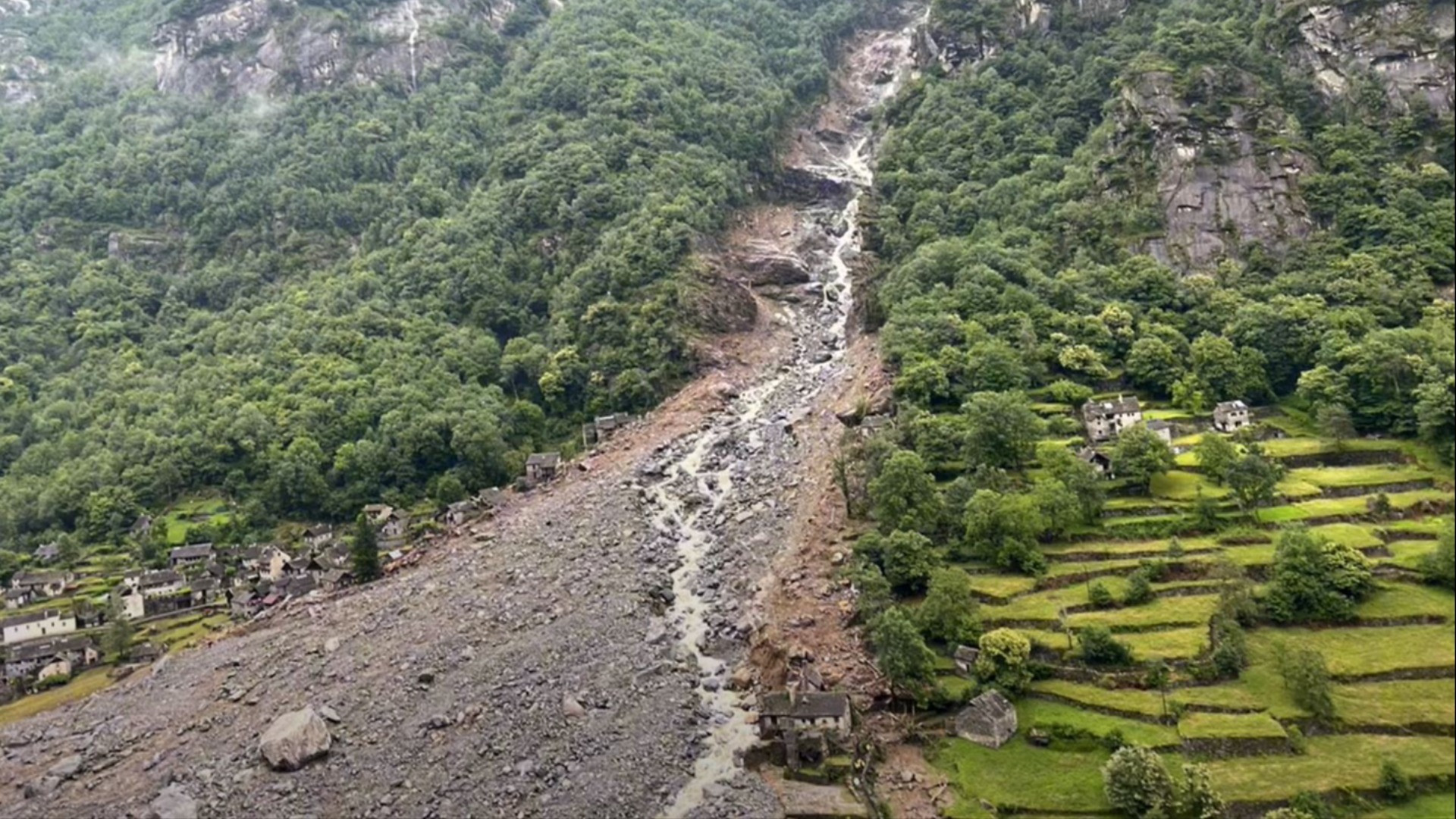 İsviçre de heyelan ve sel nedeniyle 4 kişi yaşamını yitirdi