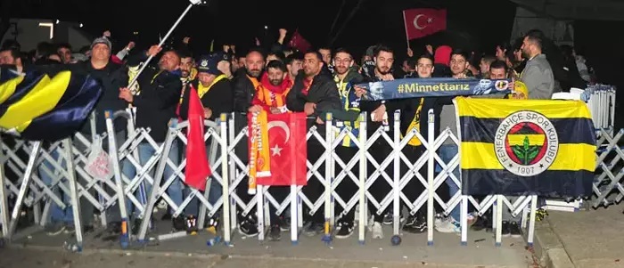 Fenerbahçe ve Galatasaray İstanbul da coşkuyla karşılandı!