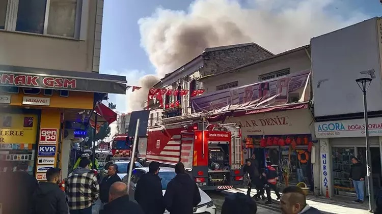 İzmir, tarihi Kemeraltı Çarşısı nda yangın!