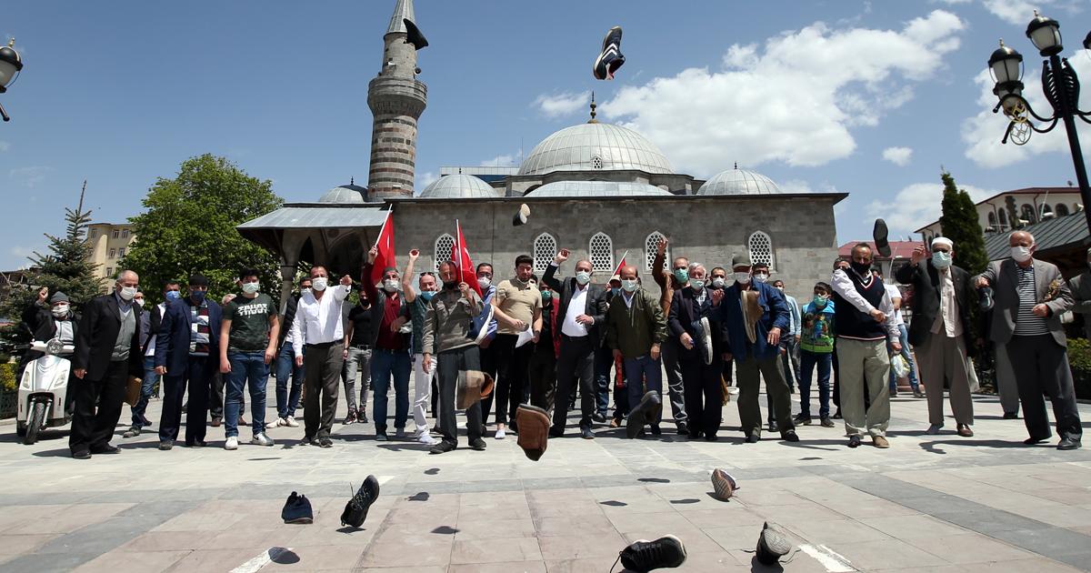 İsrail i ayakkabılarını fırlatarak protesto ettiler