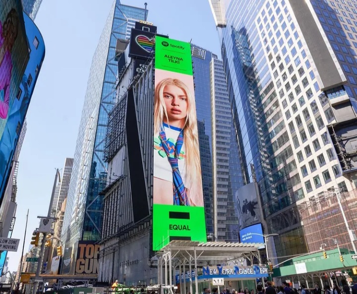 Aleyna Tilki New York Times Meydanı nda boy gösterdi