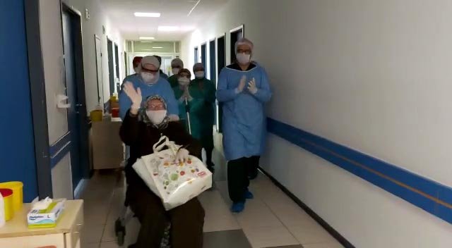 Koronavirüsü yenen 67 yaşındaki kadın alkışlarla taburcu oldu!