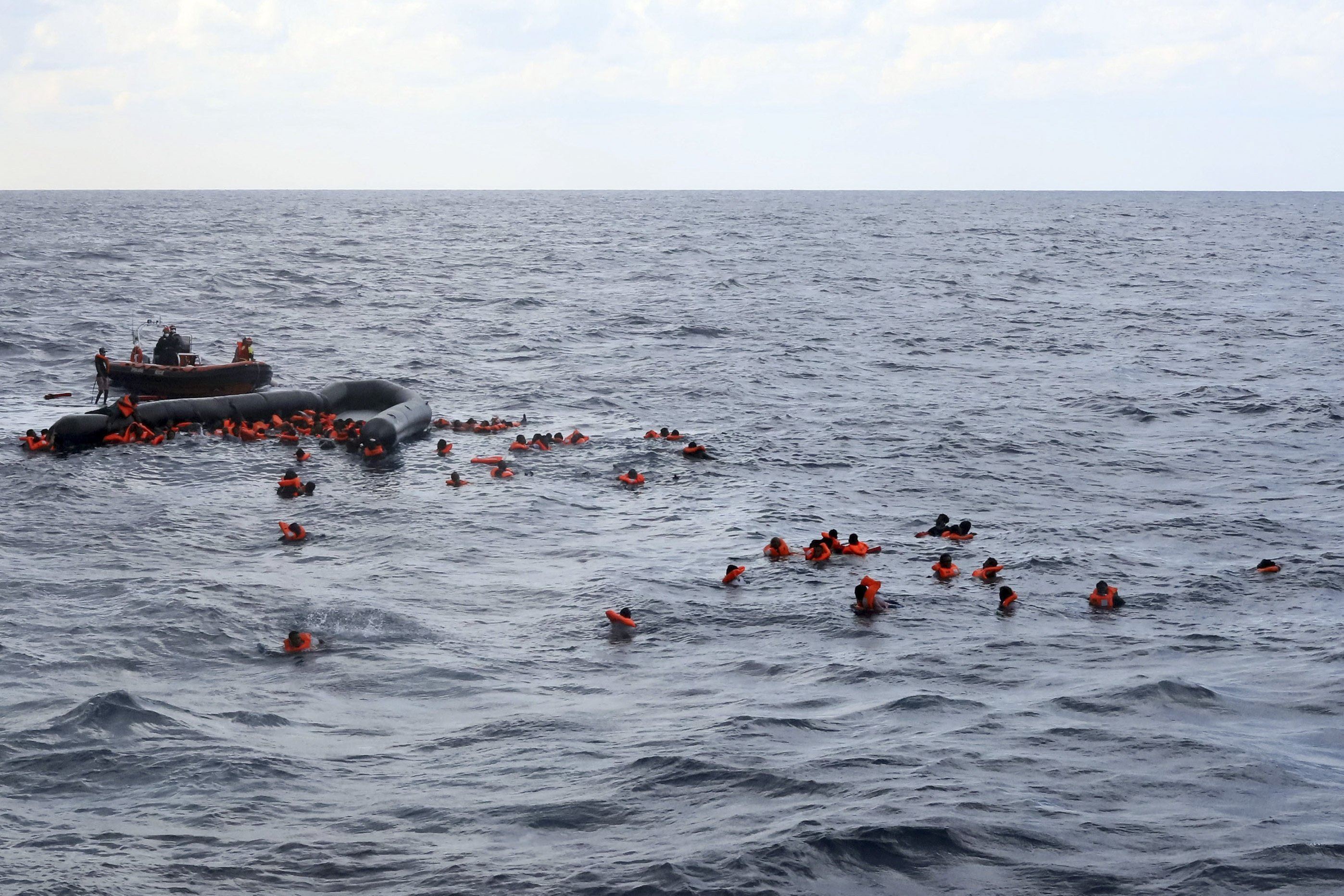 Manş Denizi nde göçmen teknesi battı