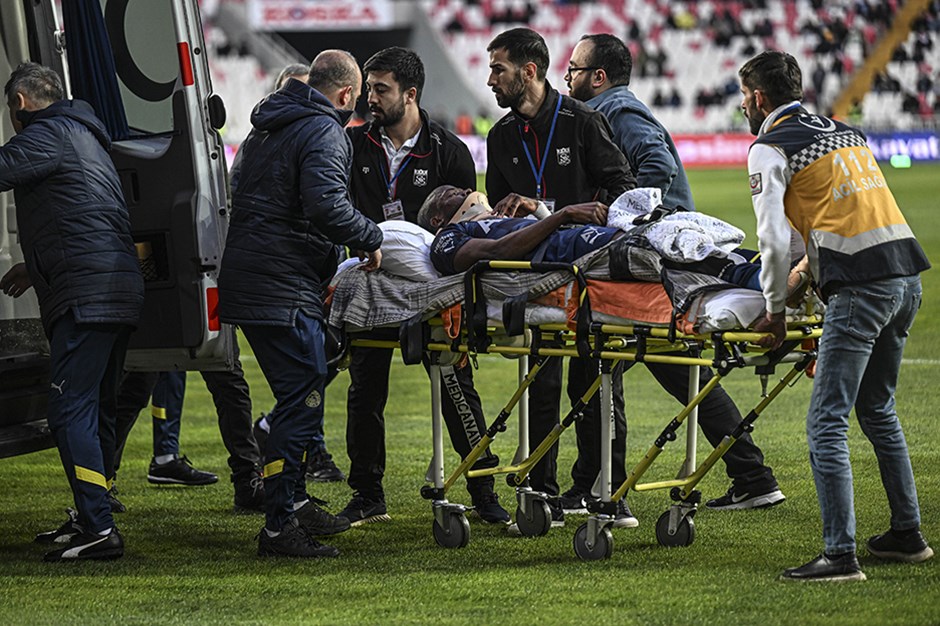 Fenerbahçe de Valencia şoku: Ambulansla oyundan çıktı