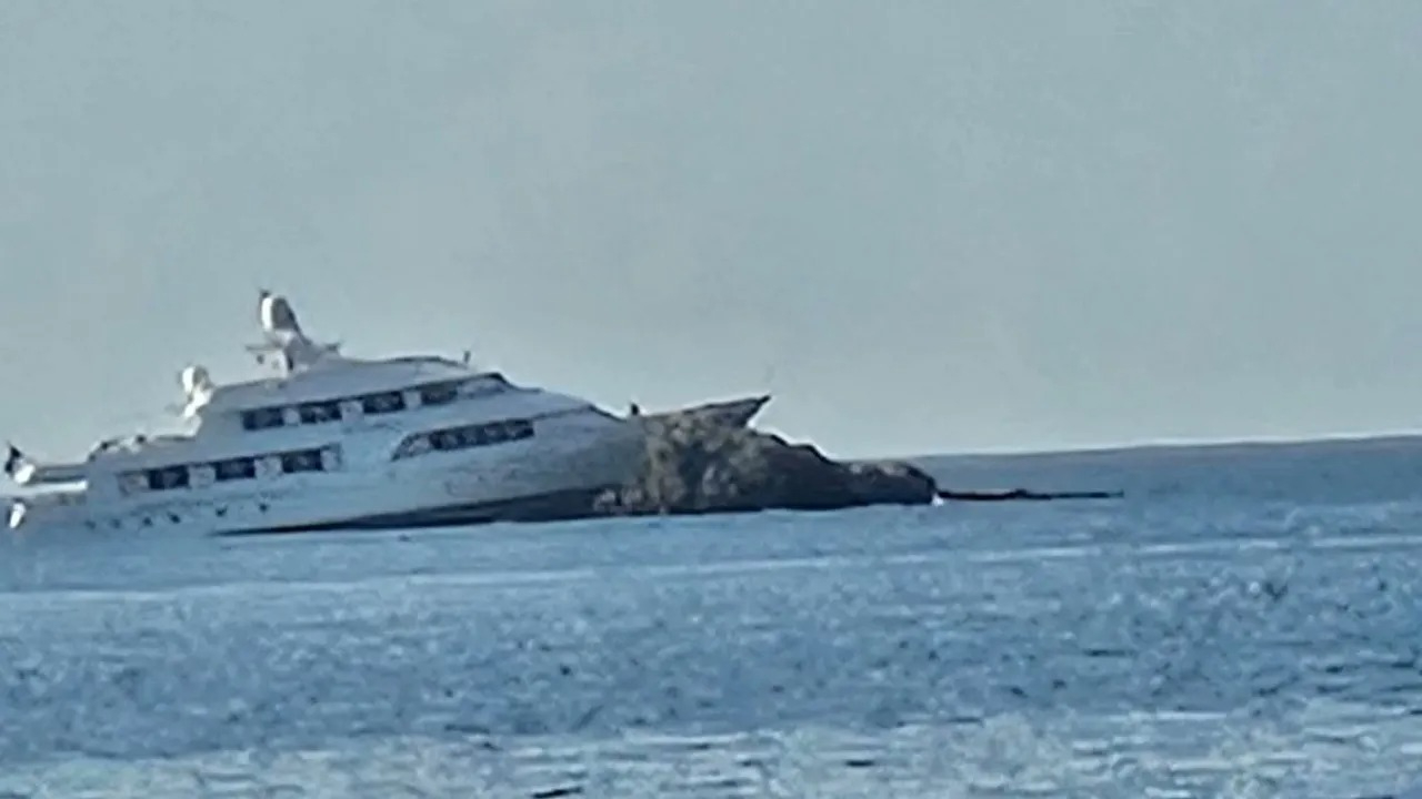 Motoryat kayalıklara çarptı