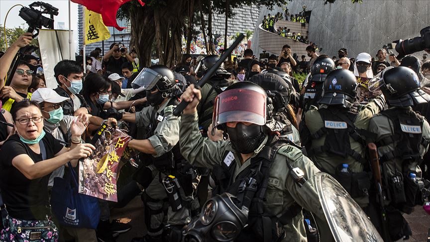 Hong Kong da protestolar şiddet olaylarına dönüştü