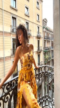 Pelin Akil'in sarı elbisesiyle verdiği pozlar beğeni topladı