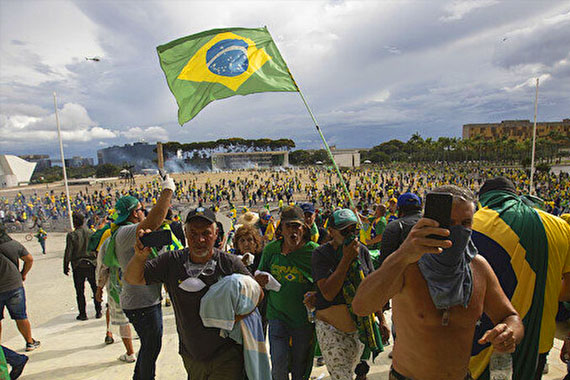 Brezilya da devlet kurumları basılıyor