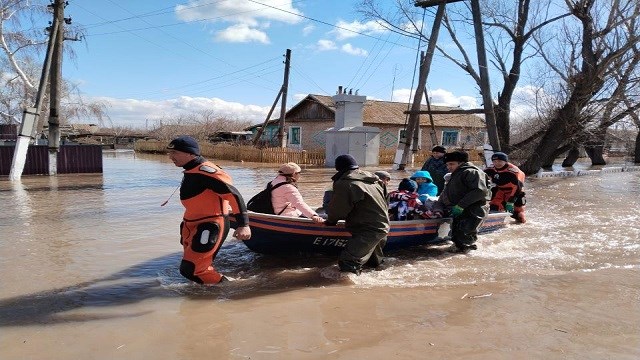Kazakistan’daki sel bölgelerinden yaklaşık 100 bin kişi tahliye edildi