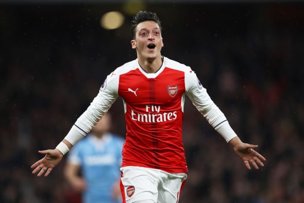 Mesut Özil, Londra daki evini satışa çıkardı