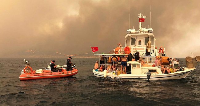 Sahil Güvenlik Komutanlığı yangın bölgelerinde