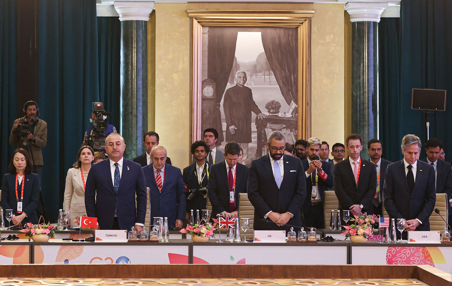 G20 toplantısı, depremlerde hayatını kaybedenler için saygı duruşuyla başladı