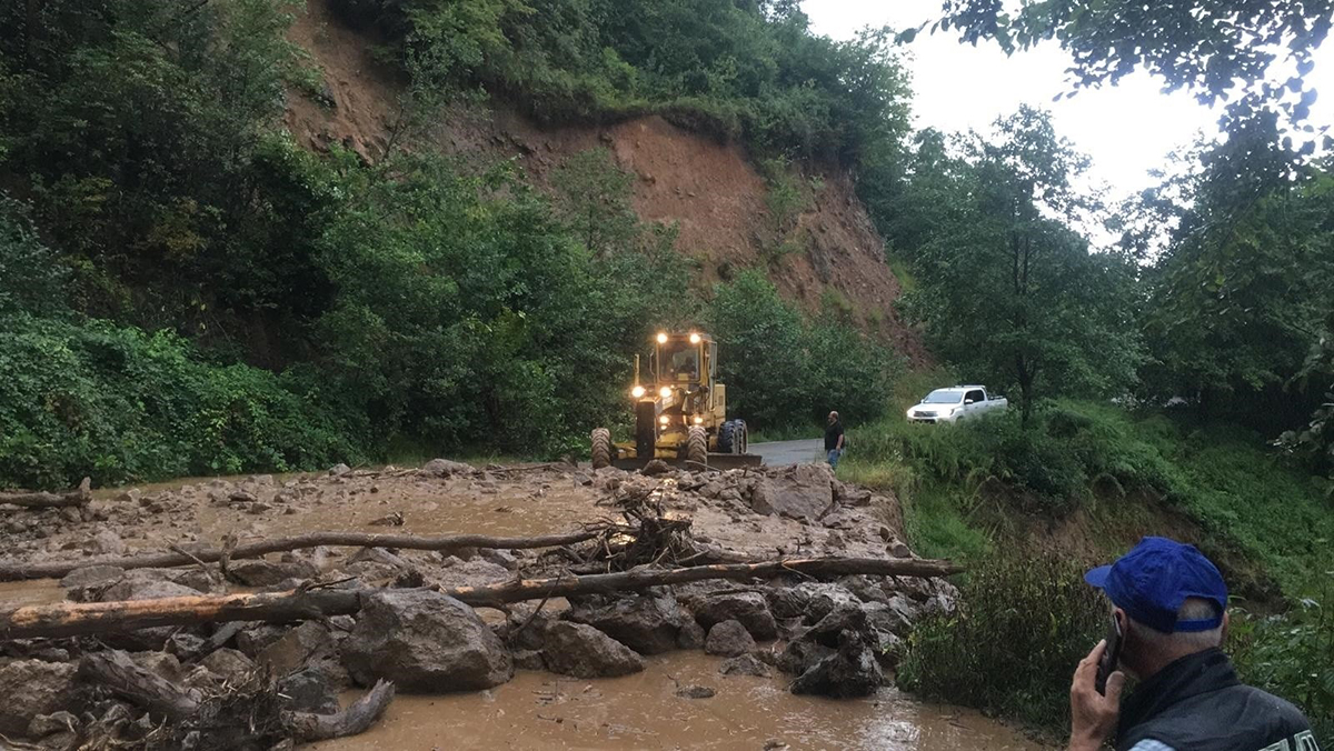 Rize de sağanak yağış hayatı felç etti!