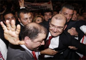 DP LİDERİNİ SEÇİYOR