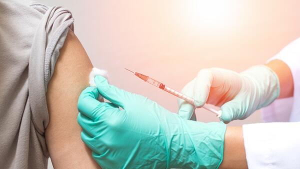 Uzman doktor açıkladı: Aşı kısırlık yapıyor mu?