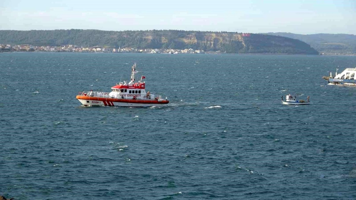 Çanakkale Boğazı nda sürüklenen balıkçı teknesi kurtarıldı