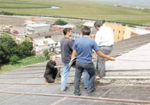 Vali Kızdı Çorapsız Çatıya Çıktı