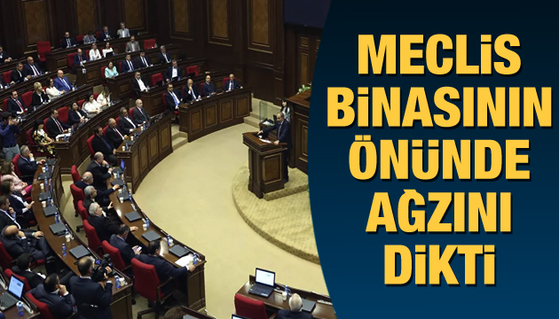 Meclis binasının önünde ağzını dikti!