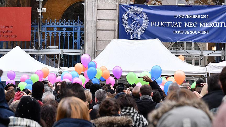 Paris te terör kurbanları anıldı!