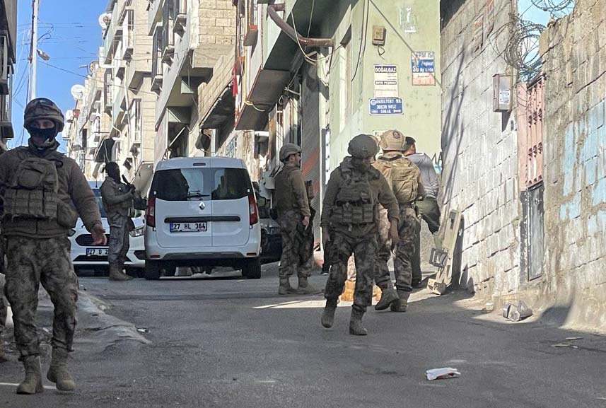 Polise ateş açtı... Ekipler etek giymiş halde yakaladı