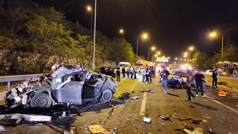 Adana da zincirleme kaza: 2 ölü, 9 yaralı