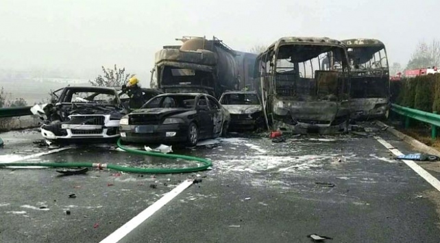 Çin de zincirleme trafik kazası! 18 ölü