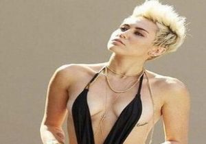 Miley Cyrus Bu Kez Soyunmadı Ama Soyuldu!