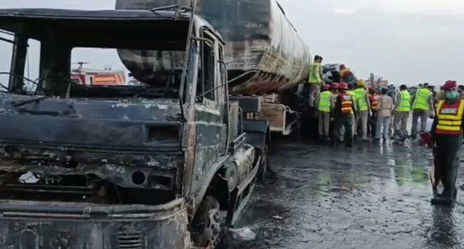 Petrol tankeriyle yolcu otobüsü çarpıştı: 20 ölü