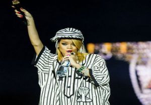 Rihanna Öyle Bir Dans Etti Ki!! - HEMEN TIKLA - Rihanna - Rihanna Dinle,Rihanna Şarkıları,Rihanna Dansı