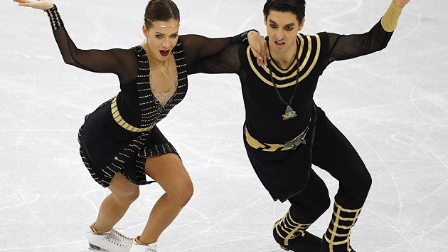Buz pateninde en kapalı kıyafetleri Türk sporcular giydi