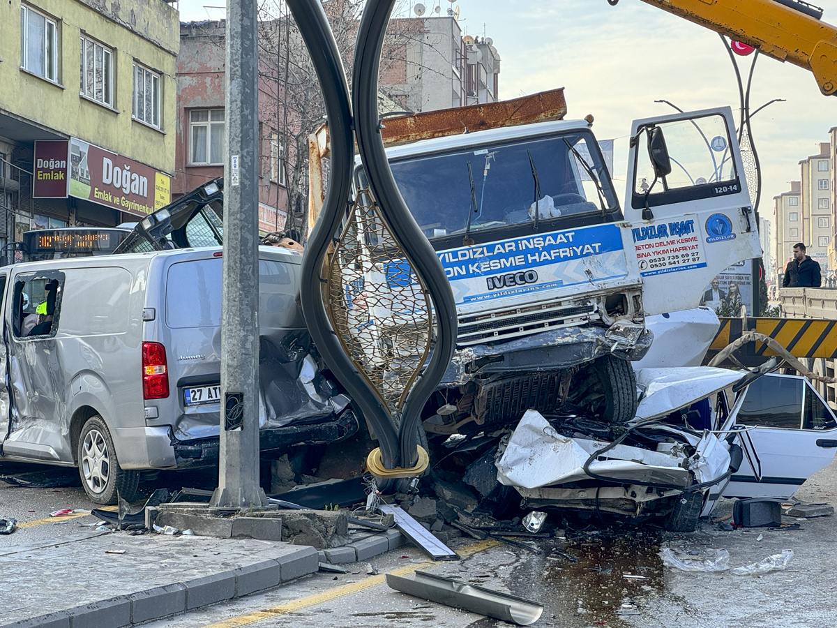 Freni patlayan çekici ortalığı savaş alanına çevirdi: 6 yaralı