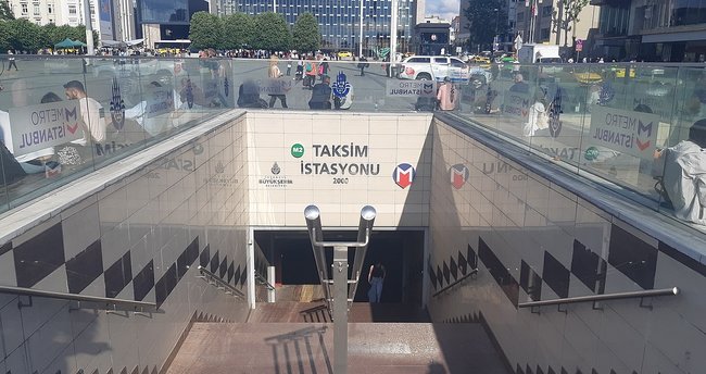 Taksim metrosunda ‘Şahmaran’ durağı