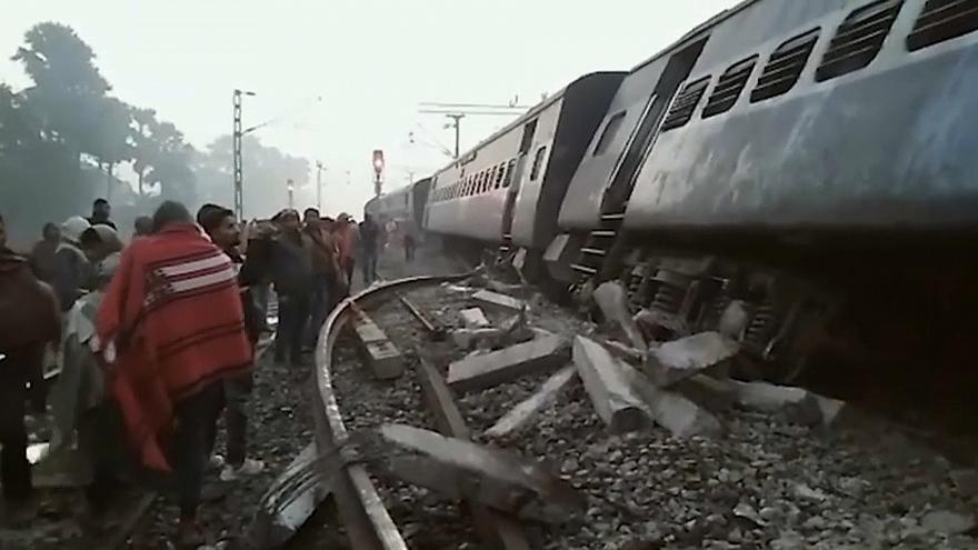 Yolcu treni raydan çıktı: En az 7 ölü
