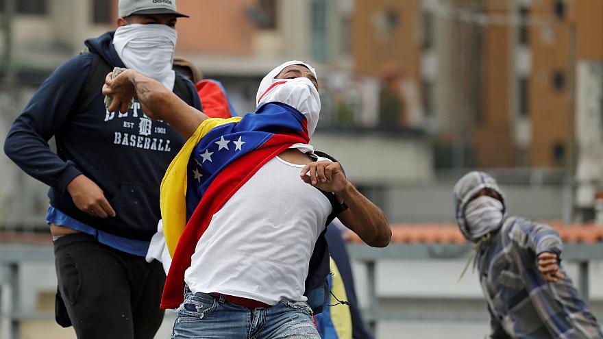 Venezuela darbenin eşiğinde mi?
