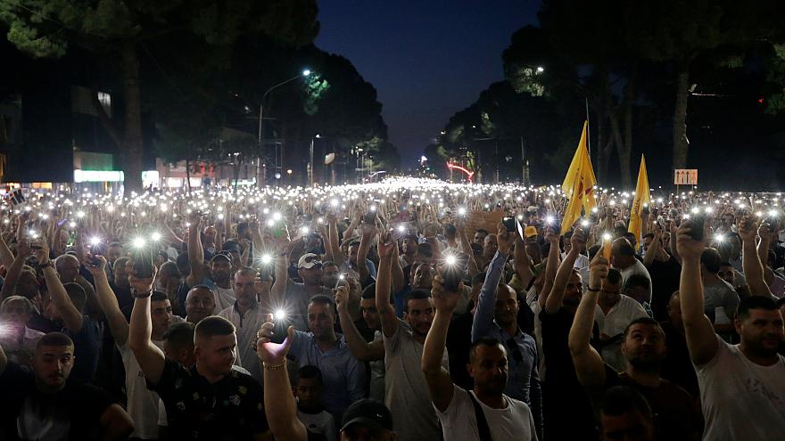 Arnavutluk ta binlerce muhalif, hükümeti protesto etti