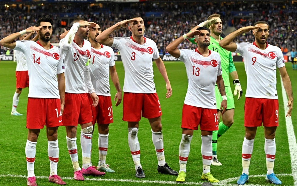 Bakan Kasapoğlu ndan UEFA ya tepki