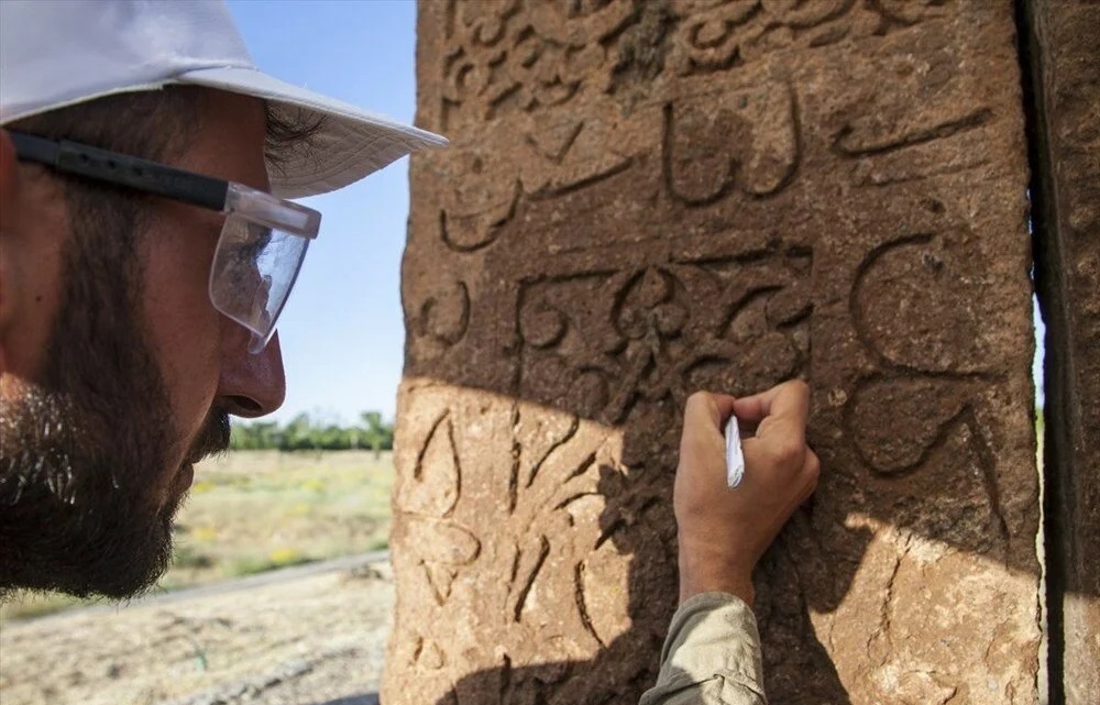 100 mezar taşı daha ayağa kaldırılacak