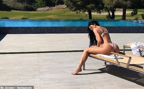 Kylie Jenner dan olay pozlar!