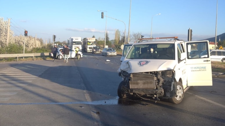 Konya da kamyon kırmızı ışıkta bekleyen otomobile çarptı: 11 yaralı