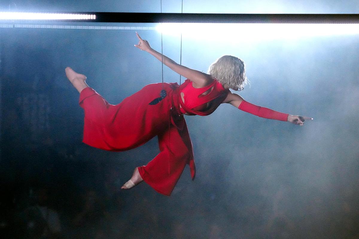 Doja Cat in 2021 MTV VMA larındaki akrobatik performansı çok konuşuldu!