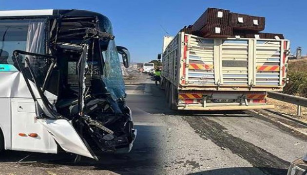 TEM de yolcu otobüsü kamyona çarptı: 7 yaralı
